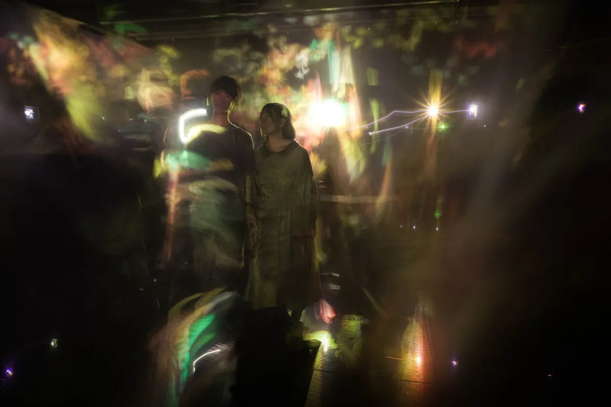Teamlabs couple, teamLab Borderless: How to Photograph It (Long Exposure Guide)